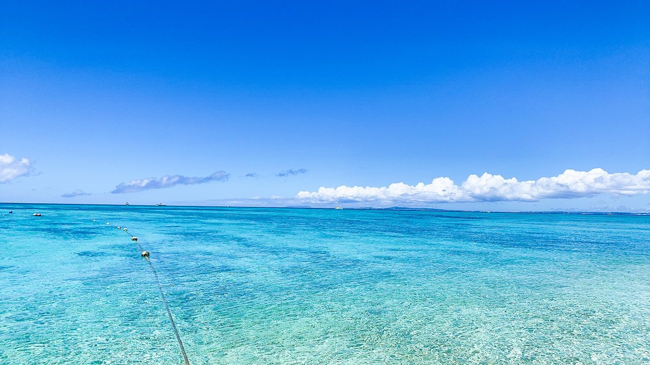色鮮やかな海